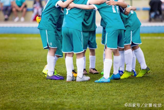 李连杰携妻女朝觐仁波切，64岁利智气质如初